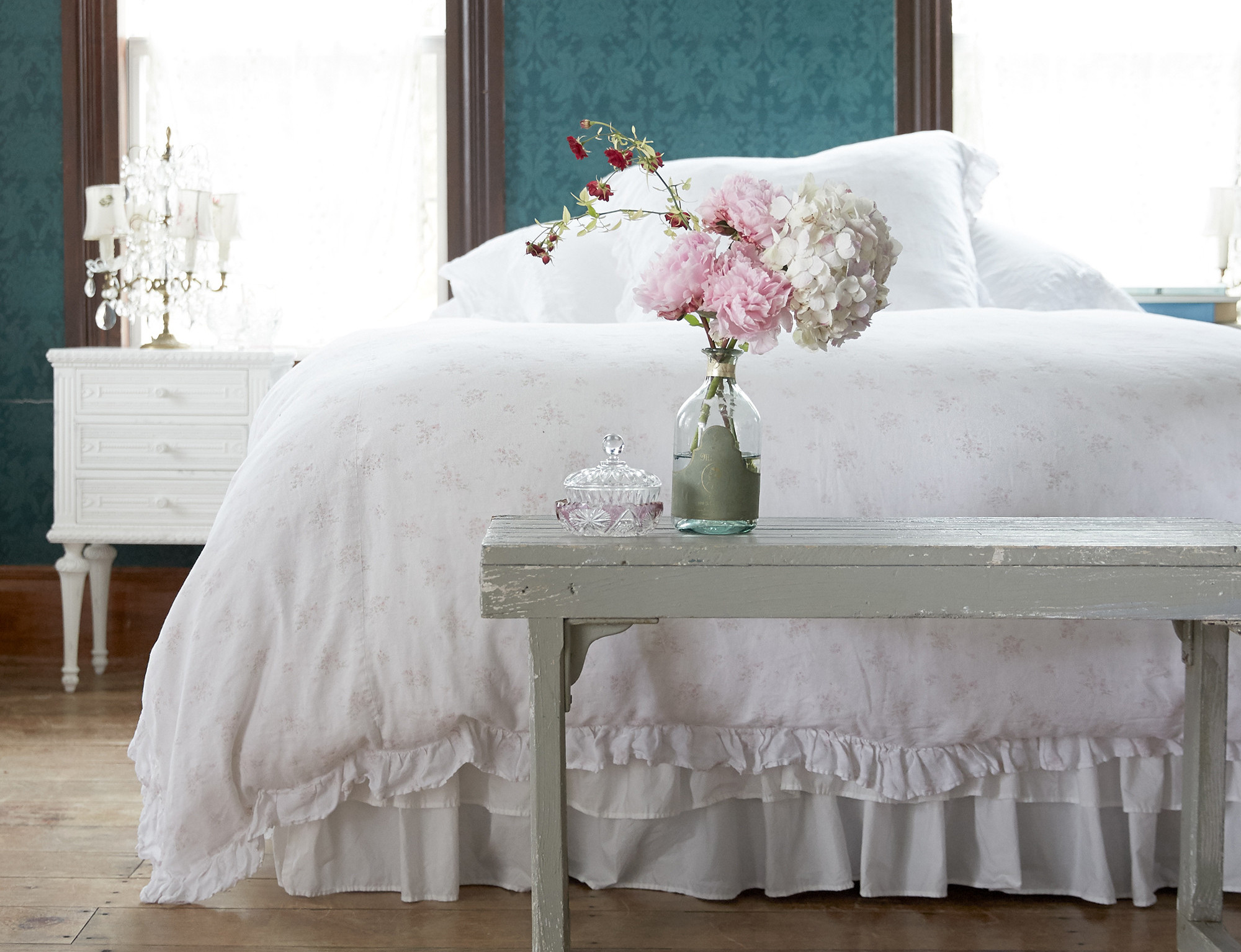 Shabby Chic Decor finds await you in this inspiring lineup of interior design inspiration. #shabbychic #interiordesignideas #decoratingideas #rachelashwell #bedroom