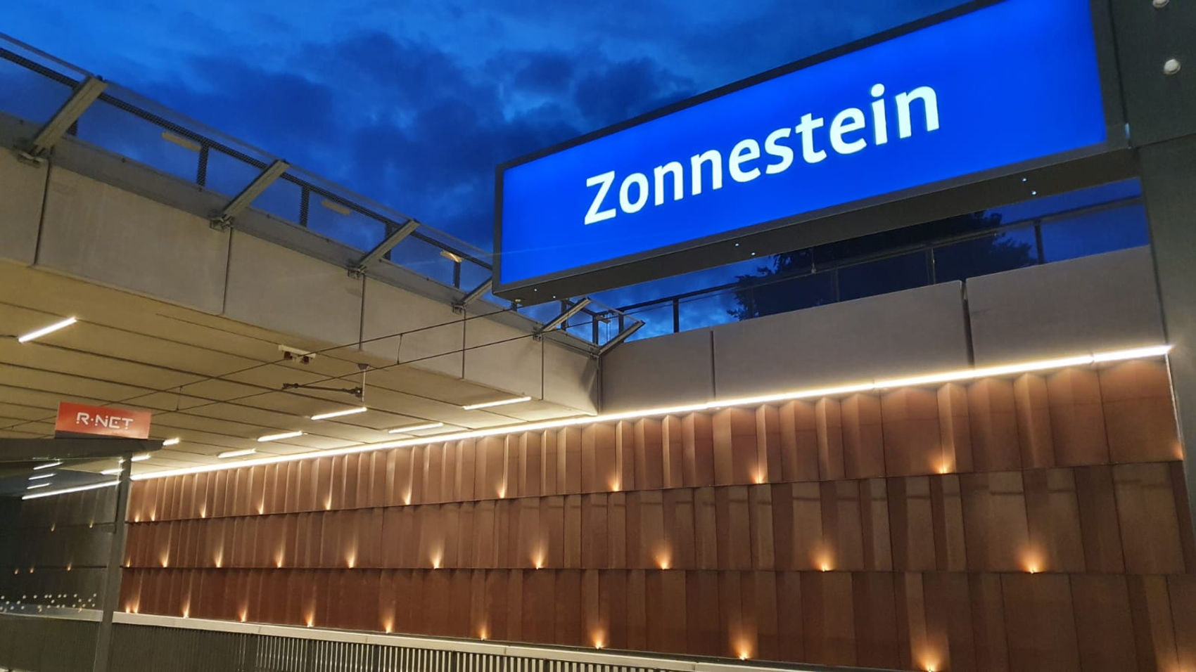 U moet er momenteel vroeg voor op om de verlichting in de verdiepte bak zo te zien, maar wat ziet het er mooi uit. U moet er momenteel vroeg voor op om de verlichting in de verdiepte bak zo te zien, maar wat ziet het er mooi uit.