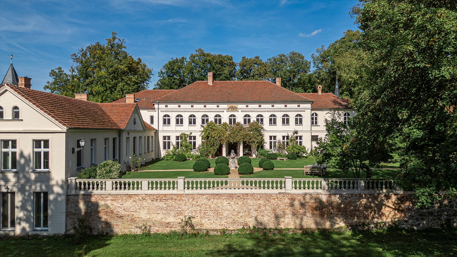 Saniertes Herrenhaus mit Schlosscharakter vor den Toren Berlins