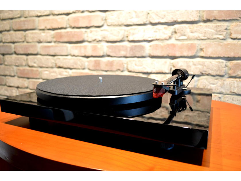 Pro-Ject Debut Carbon - Piano Black - Includes Ortofon 2M Red Cartridge and Dust Cover