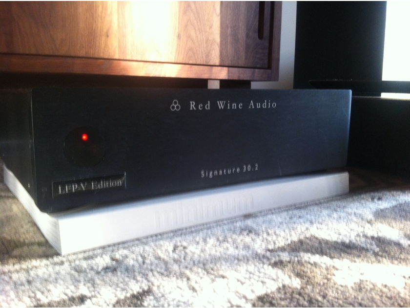 Red Wine Audio Signature 30.2 amplifier Latest LFP-V edition- Beatiful sound!!  Superb condition!