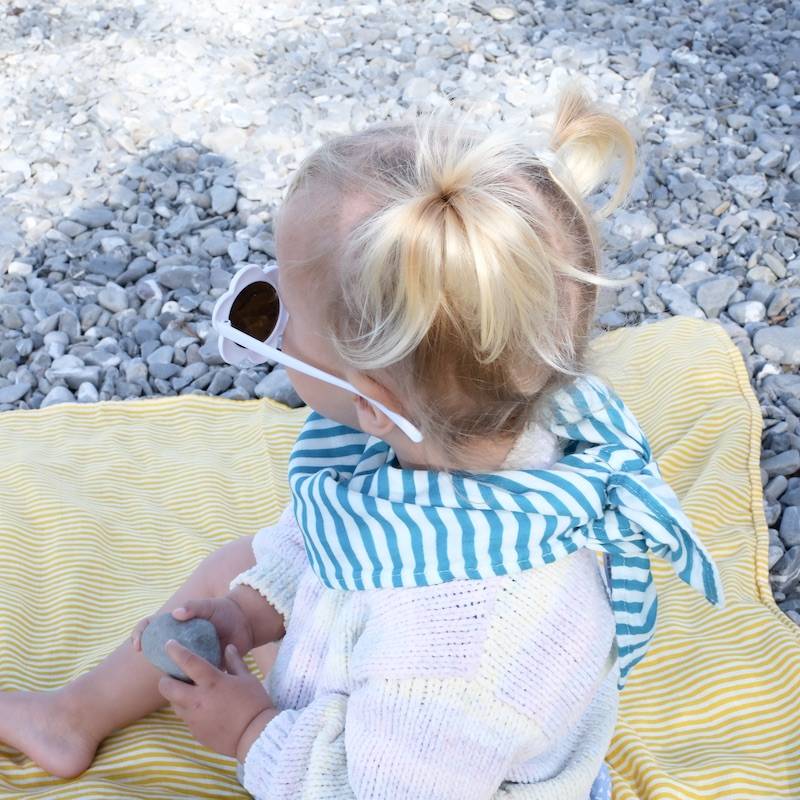 foulard raffiné pour bébé et enfant, en coton doux et bambou et respirant, certifié OEKO-TEX, idéal pour compléter une tenue d’enfant chic et confortable fraises rouges et blanches