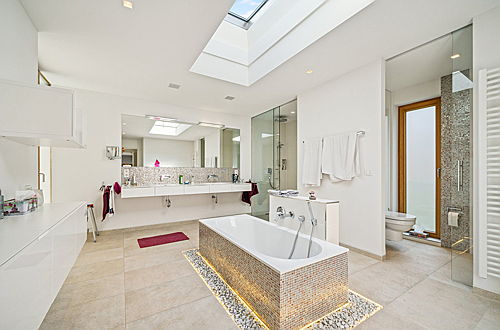  Freising
- Ein majestätisches Badezimmer mit freistehender Wanne und zahlreichen Komfortfeatures stellt nur eines der vielen Highlights dieser repräsentativen Villa dar.