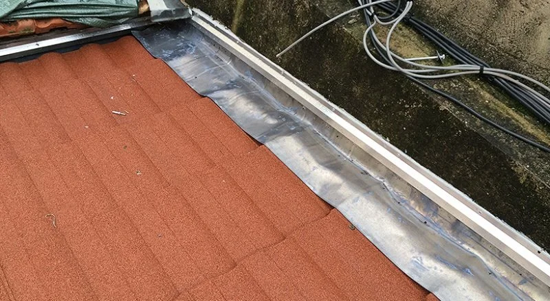 Rénovation d’une toiture en tuiles métalliques à Menton — photo 2 sur 27 — CEG TOITURE