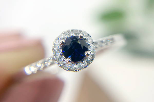 Gold engagement ring with a sapphire, an emerald or a ruby, surrounded by 24 diamonds