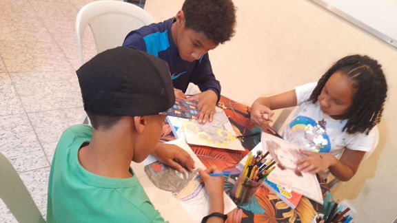 crianças aprendendo a desenhar no projeto itamar