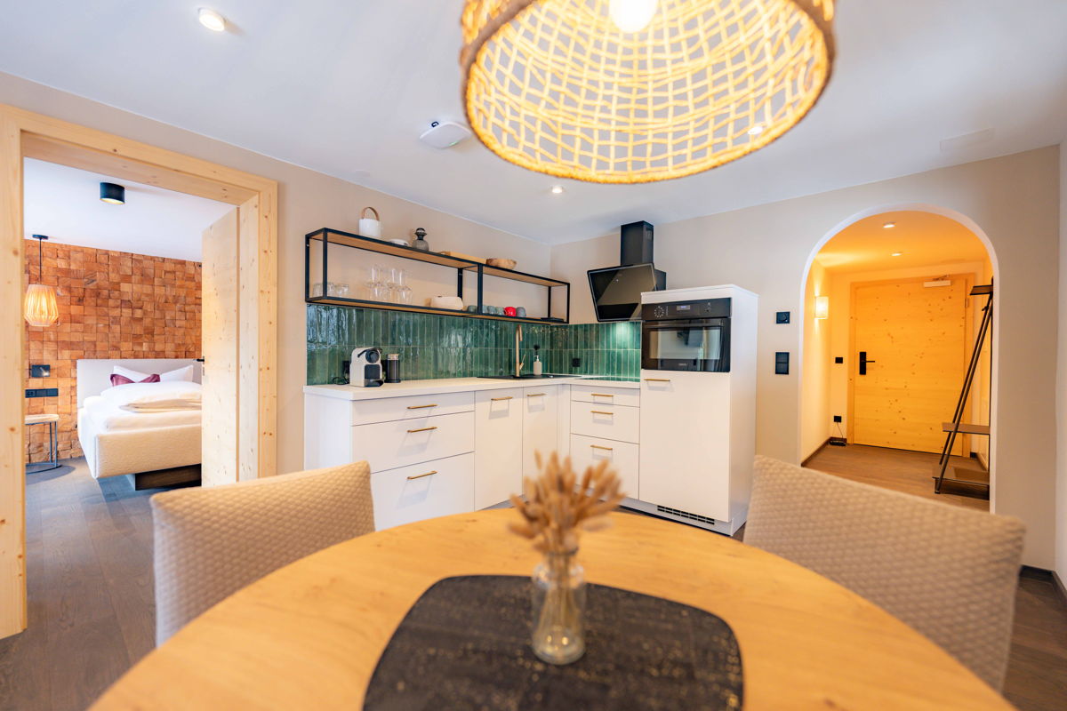 Offene Küche mit Essbereich und Rundbogen im Apartment Waldgeflüster in Mittelberg im Kleinwalsertal.