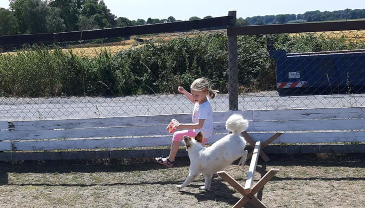 iris brosen kind und hund auf wiese