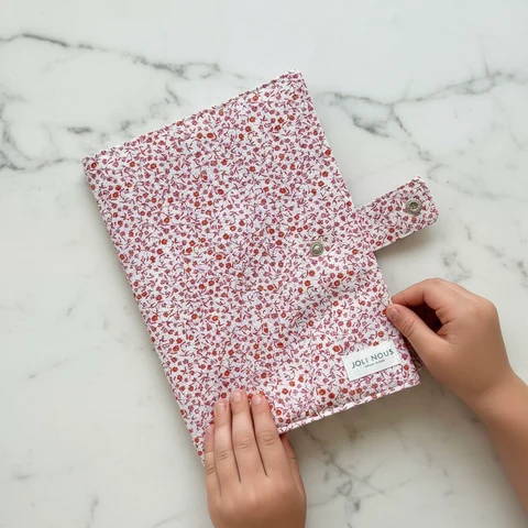 protège carnet de santé qualité bébé raffiné certifié OEKO-TEX chic premium cadeau naissance babyshower futur parent maman enceinte luxe