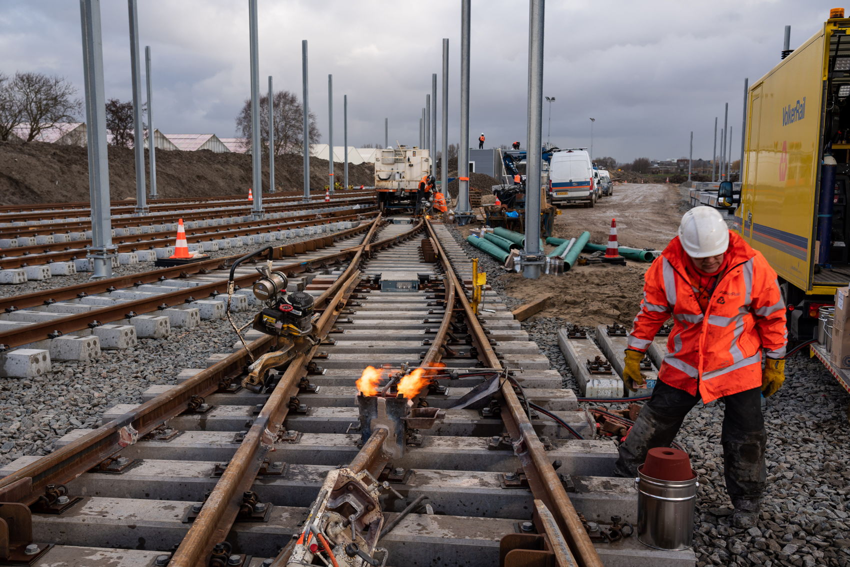 De spoorstaven op het opstelterrein worden aan elkaar gelast tot een spoor. De spoorstaven op het opstelterrein worden aan elkaar gelast tot een spoor.