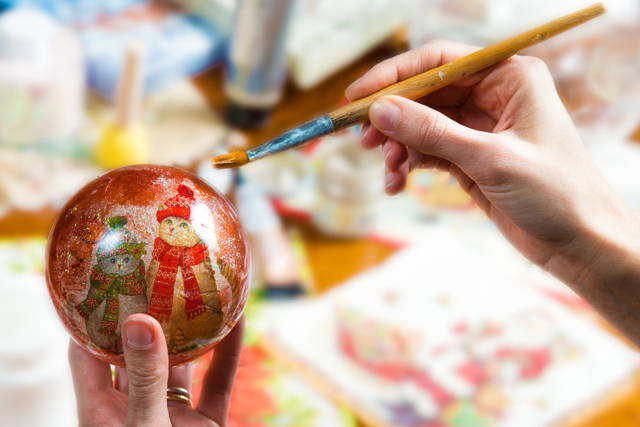 Make a personal Christmas gift with decoupage