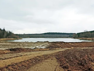  Widok na częściowo zasypany zbiornik Borowiec w km 4+300