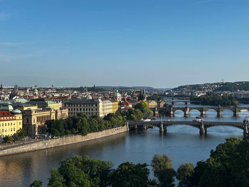 Prague: Stunning Viewpoints, Castle, City & Park E-Bike Tour - photo 5