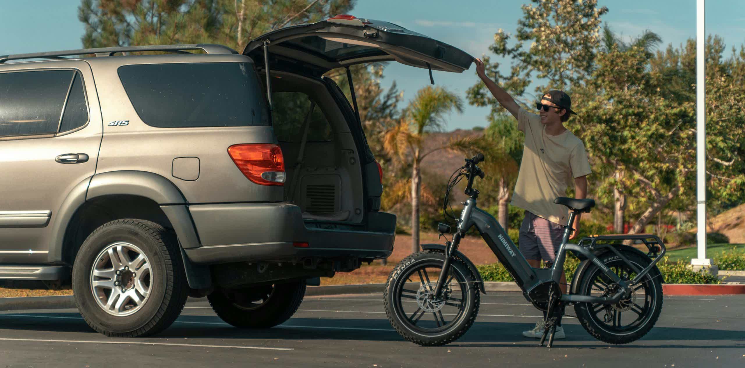 mujer en ruta de bicicleta reacondicionada electrica de montaña viendo el panorama