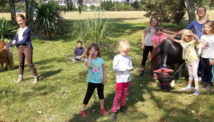 iris brosen kinder mit ponys auf der wiese