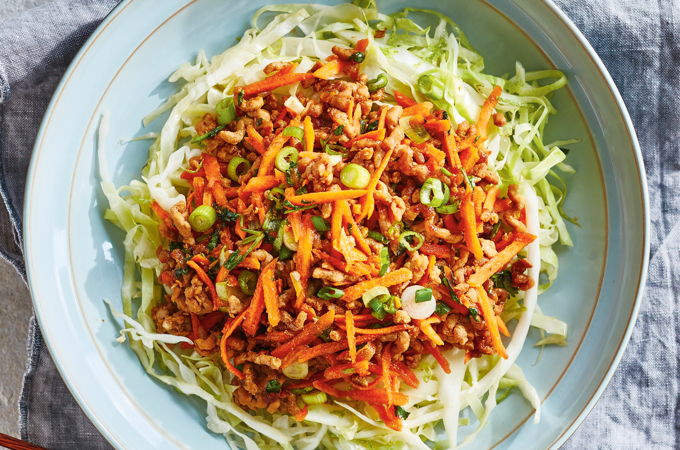 Nouilles de chou et porc au gingembre (egg rolls dans un bol)