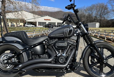 2022 HARLEY-DAVIDSON STREET BOB 114 motorcycle for rent near Asheville, NC