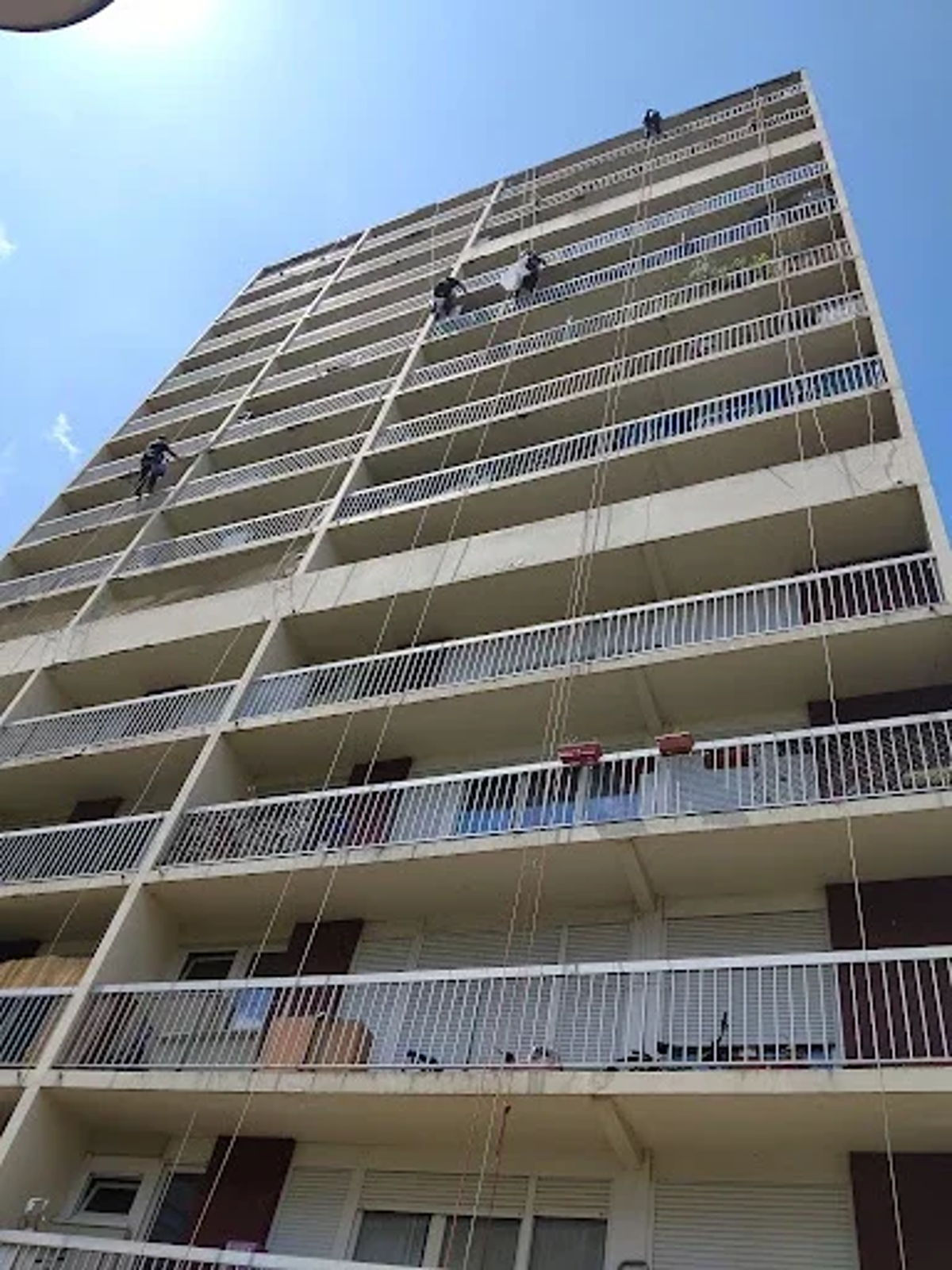Purge de béton dégradé en façade sur corde à Bonneuil-sur-Marne — Python Hauteur