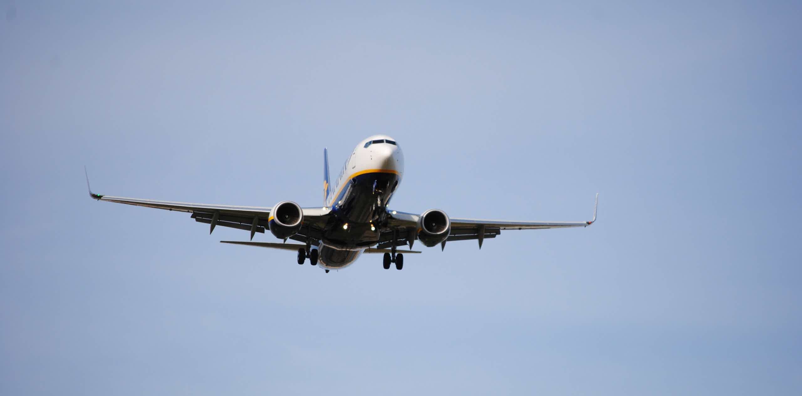 Imagen de recurso de un avión en pleno vuelo.