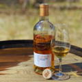 Bouteille de Ardnamurchan Single Malt Scotch Whisky posée sur un fût à la distillerie Ardnamurchan dans les Highlands de l'ouest d'Ecosse