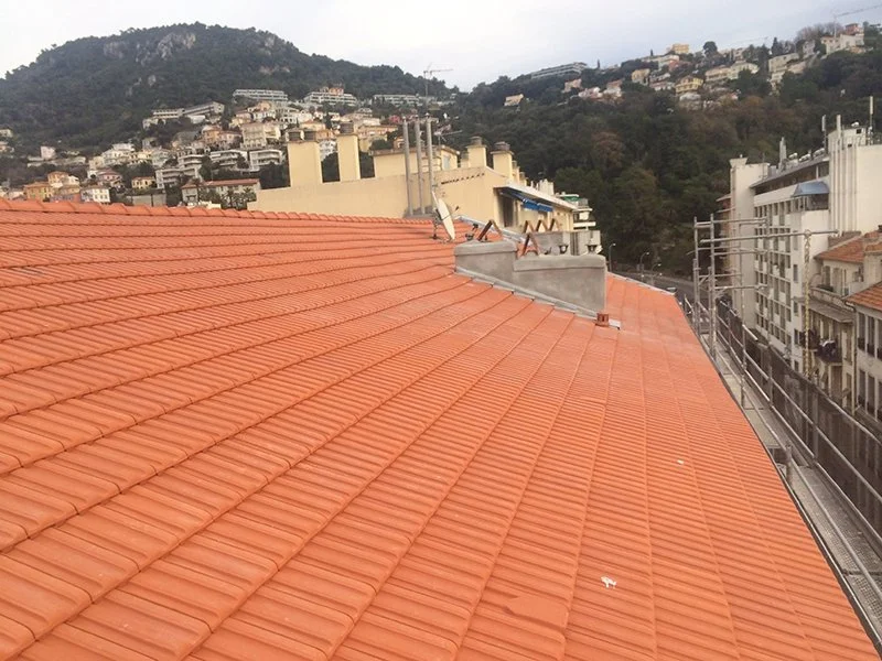 Rénovation de la toiture d’un immeuble à Nice en tuiles de Marseille — photo 2 sur 8 — CEG TOITURE