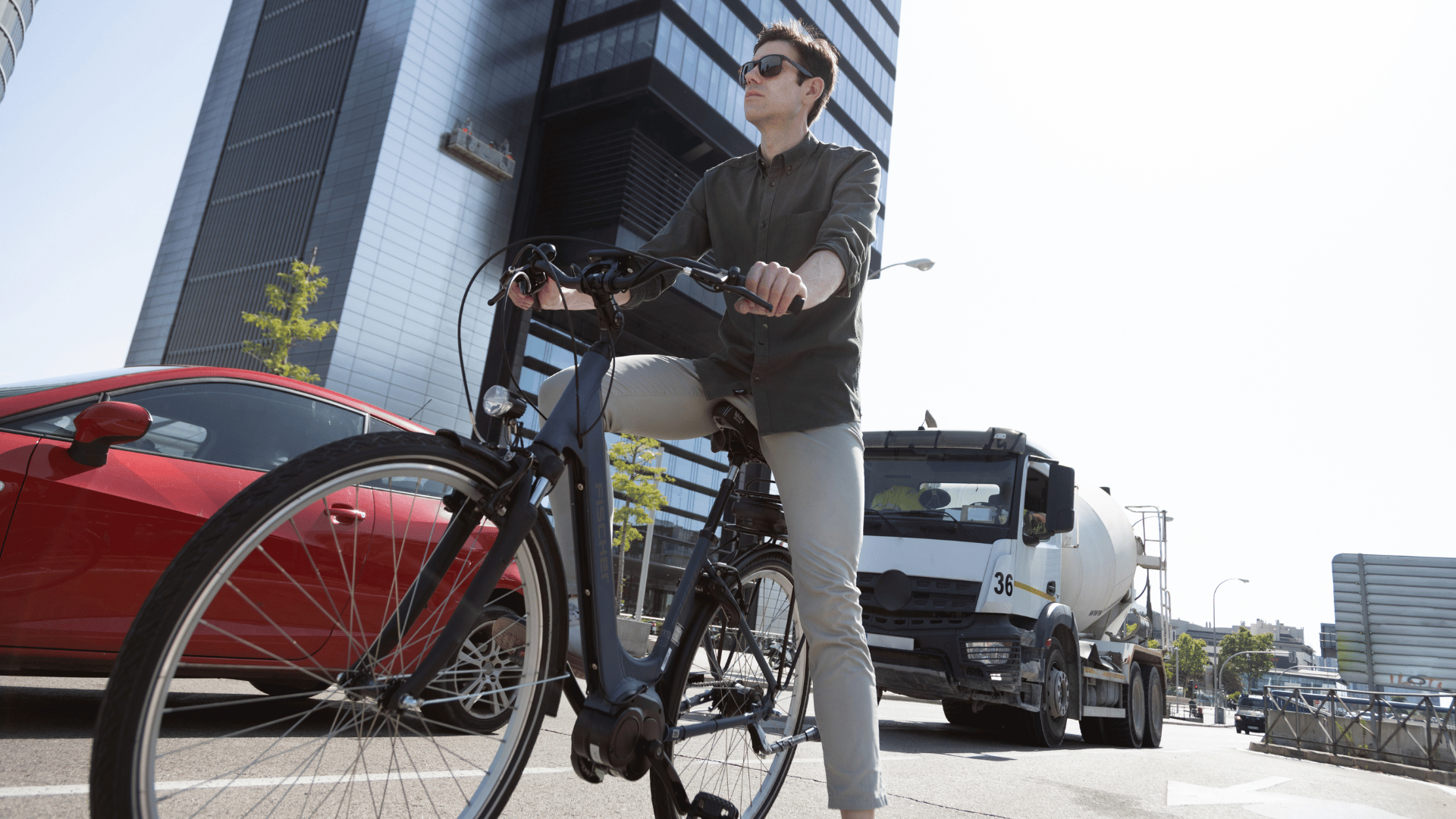 man op elektrische fiets