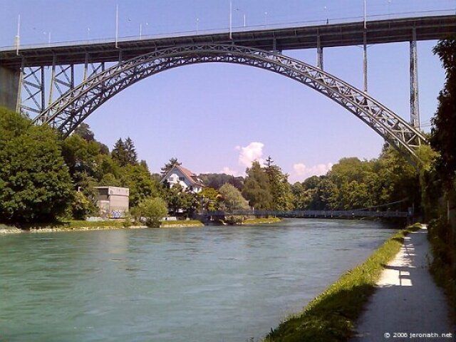 Pont sur le fleuve Aar à Berne en Suisse - 03 - juin 2006