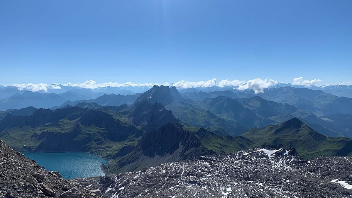 Atemberaubende Ausblicke bei der Hüttenwanderung in den Bergen.