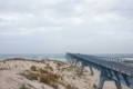 Ponton métallique sur les dunes en bord de mer