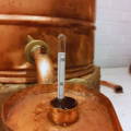 Alcoomètre plongé dans le réservoir d'un alambic à Gin de la distillerie Ice & Fire dans le Caithness dans le nord-ouest des Highlands d'Ecosse