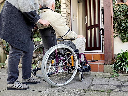  Hildesheim
- Hindernis vor der Haustür: Eine Rampe kann das Leben von Rollstuhlfahrern und ihren Angehörigen erleichtern. Foto: Mascha Brichta/dpa-tmn