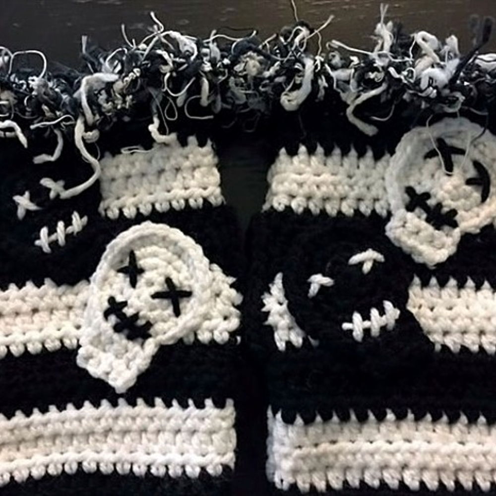 Stripes Fingerless Gloves Pattern - Skulls and Flowers