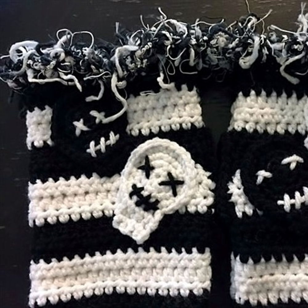 Stripes Fingerless Gloves Pattern - Skulls and Flowers