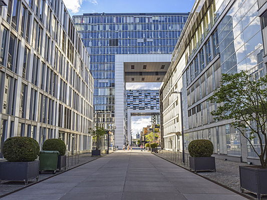 Hamburg
- Blick auf Büros und Kranhäuser in Köln