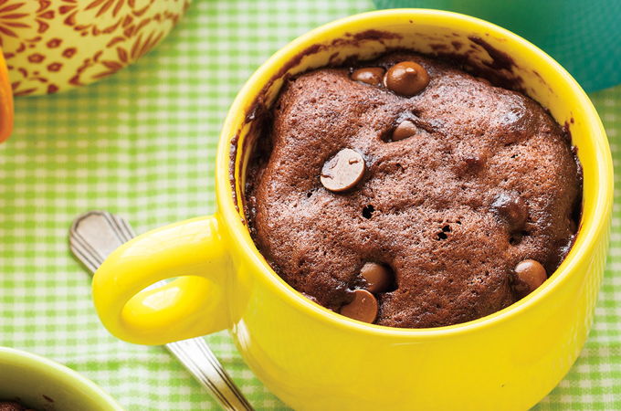 Gâteau moelleux au chocolat dans une tasse