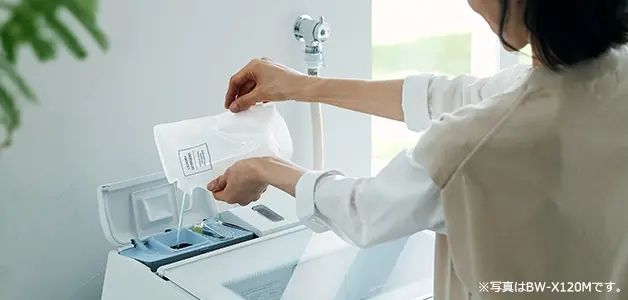 タンクは大きく開いて補充もラク。分解できるからお手入れも簡単