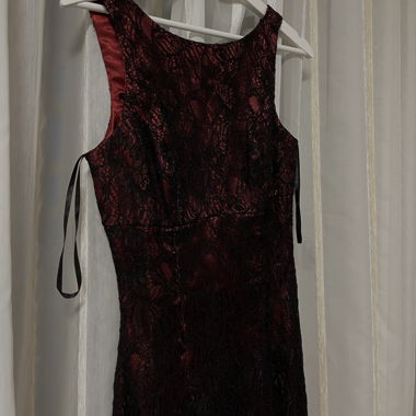 Elegantes rot/schwarzes Abendkleid