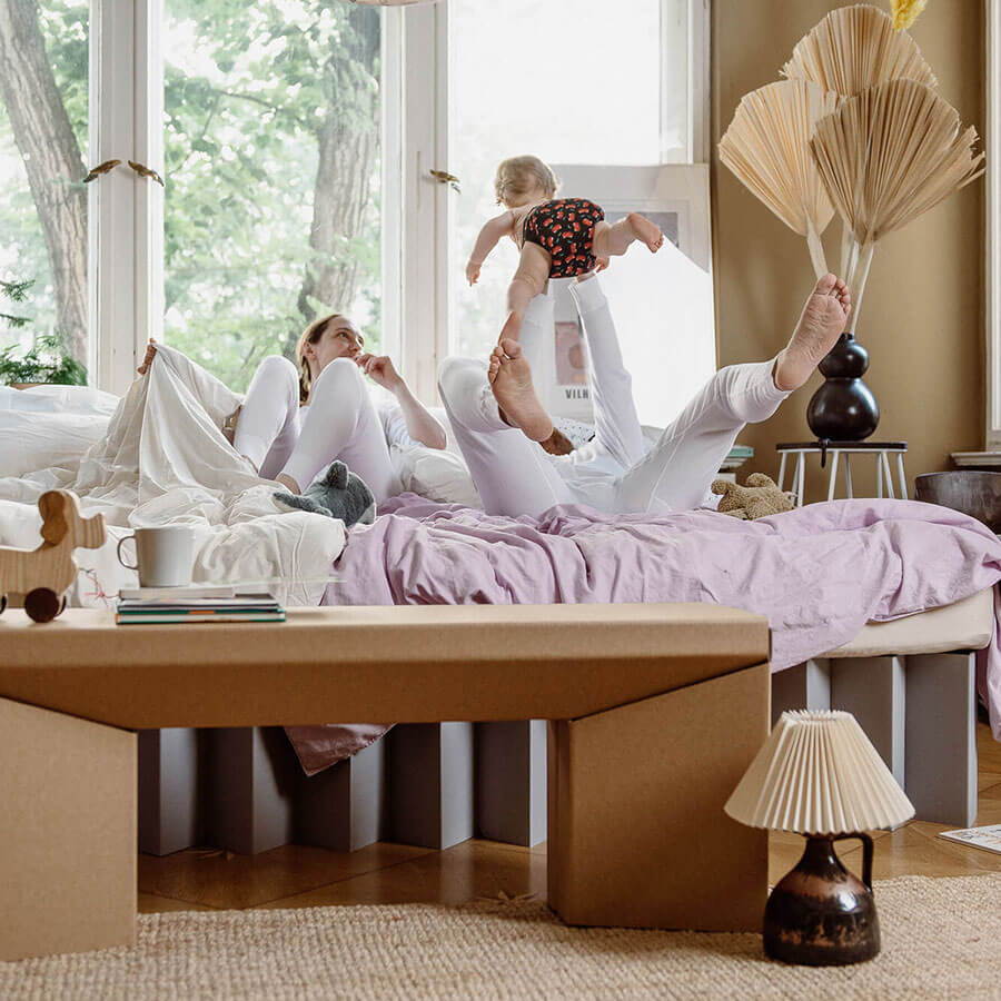 ROOM IN A BOX Co-Sleeping im grauen Familienbett aus Wellpappe 