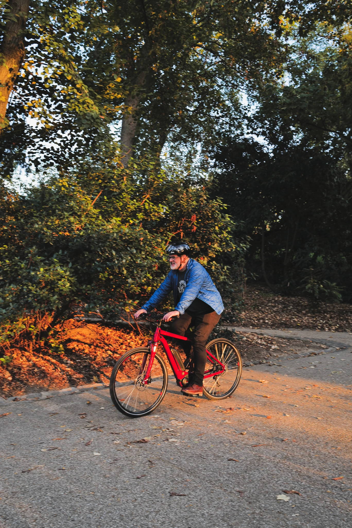 Cycliste sur son VAE de grande autonomie pour ses déplacements quotidiens.