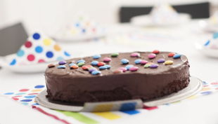 amitola friedrichshain smartie kuchen