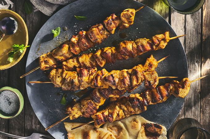Brochettes de poulet à l’indienne, pommes de terre au cari et sauce raïta