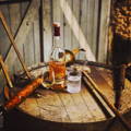 Bouteille de Single Malt Scotch Whisky Brora 39 ans posée sur un fût en bois à la distillerie Brora dans le nord-ouest des Highlands d'Ecosse