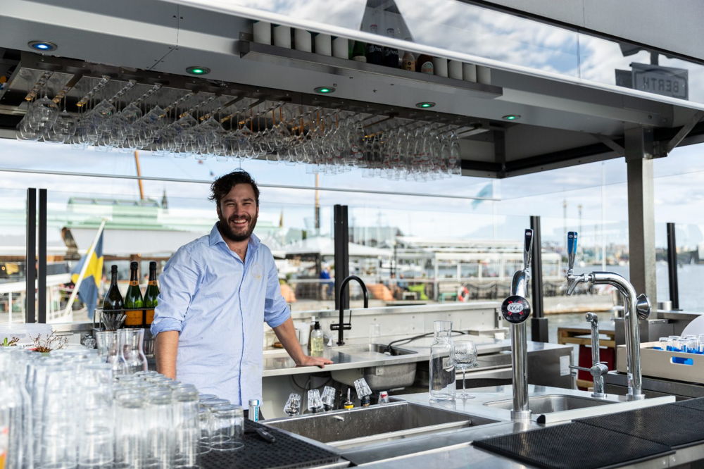 Bartender i en Topbox vid kajen