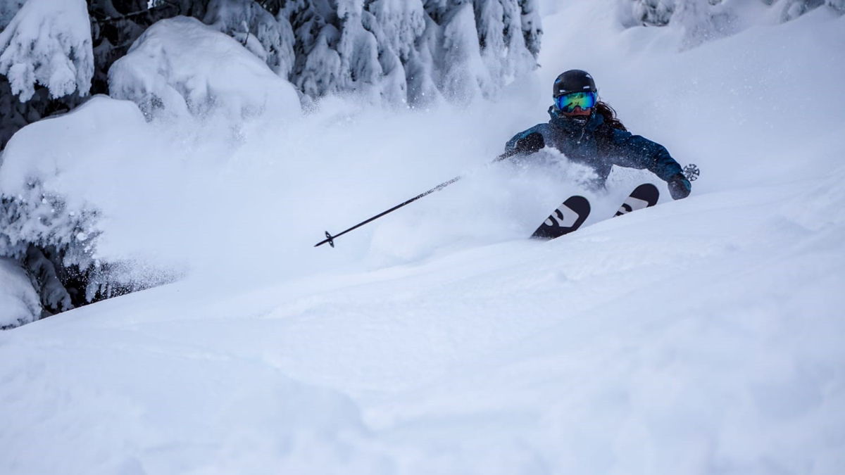 Freeriden: das Skifahren oder Snowboarden abseits der präparierten Pisten.