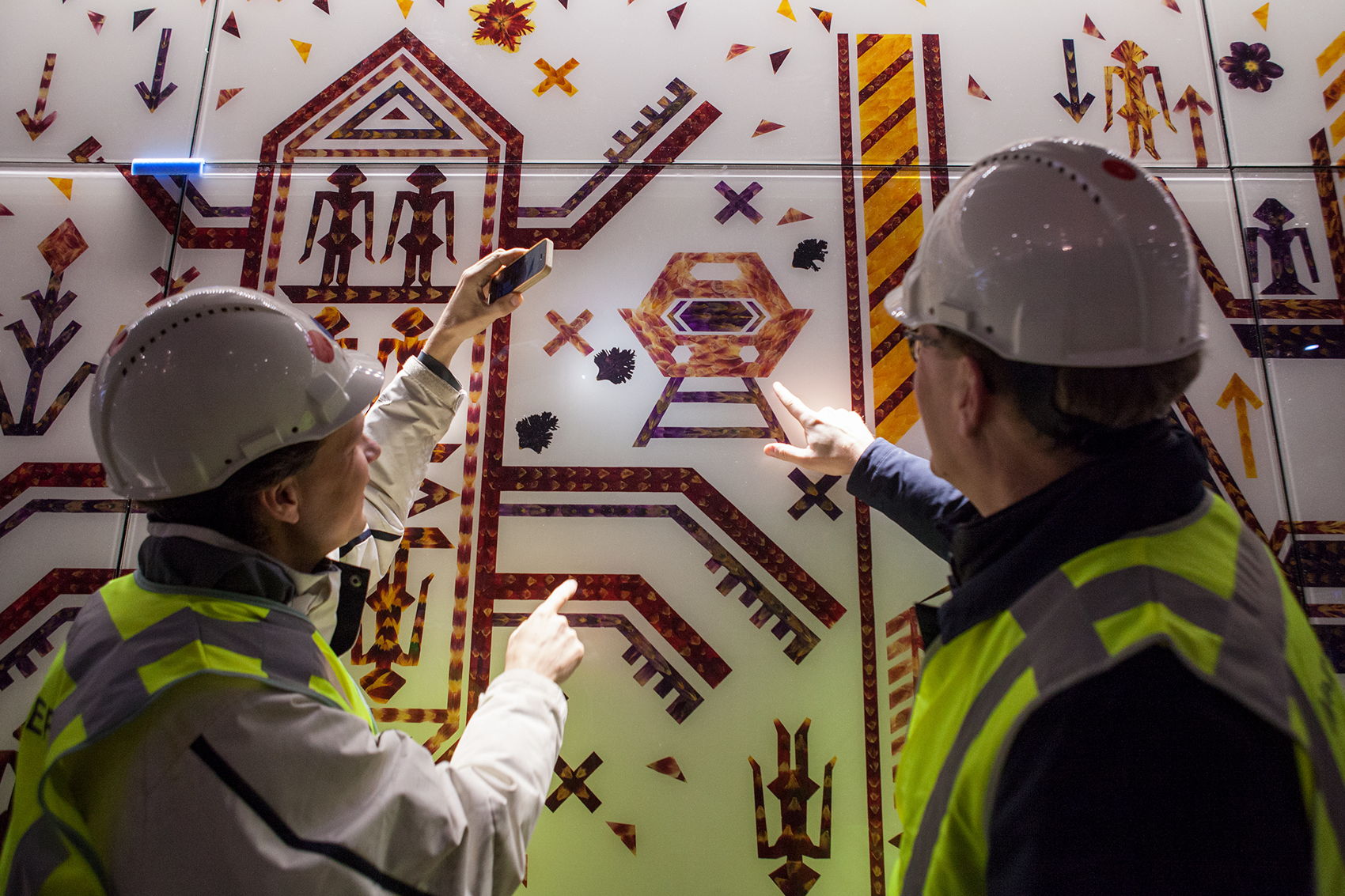 Het kunstwerk van Jennifer Tee wordt bevestigd in de metrohal van Centraal Station. Samen met projectleider Gert-Jan Trouborst bekijkt Onno het resultaat van de 100.000 ingescande tulpenblaadjes. Foto: Jorrit 't Hoen Het kunstwerk van Jennifer Tee wordt bevestigd in de metrohal van Centraal Station. Samen met projectleider Gert-Jan Trouborst bekijkt Onno het resultaat van de 100.000 ingescande tulpenblaadjes. Foto: Jorrit 't Hoen