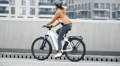 Gazelle Paris C7 elektrische stadsfiets met lage instap, afgebeeld in zijaanzicht op neutrale achtergrond, met Bosch middenmotor, gesloten kettingkast, verende voorvork en zadelpen, MIK-bagagedrager en spatborden – gericht op comfortabel dagelijks gebruik en woon-werkverkeer.