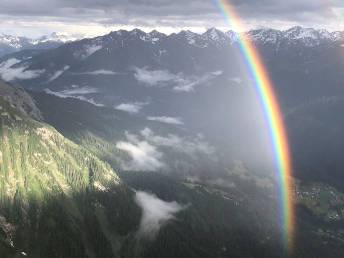 Regenbogen in der Berglandschaft