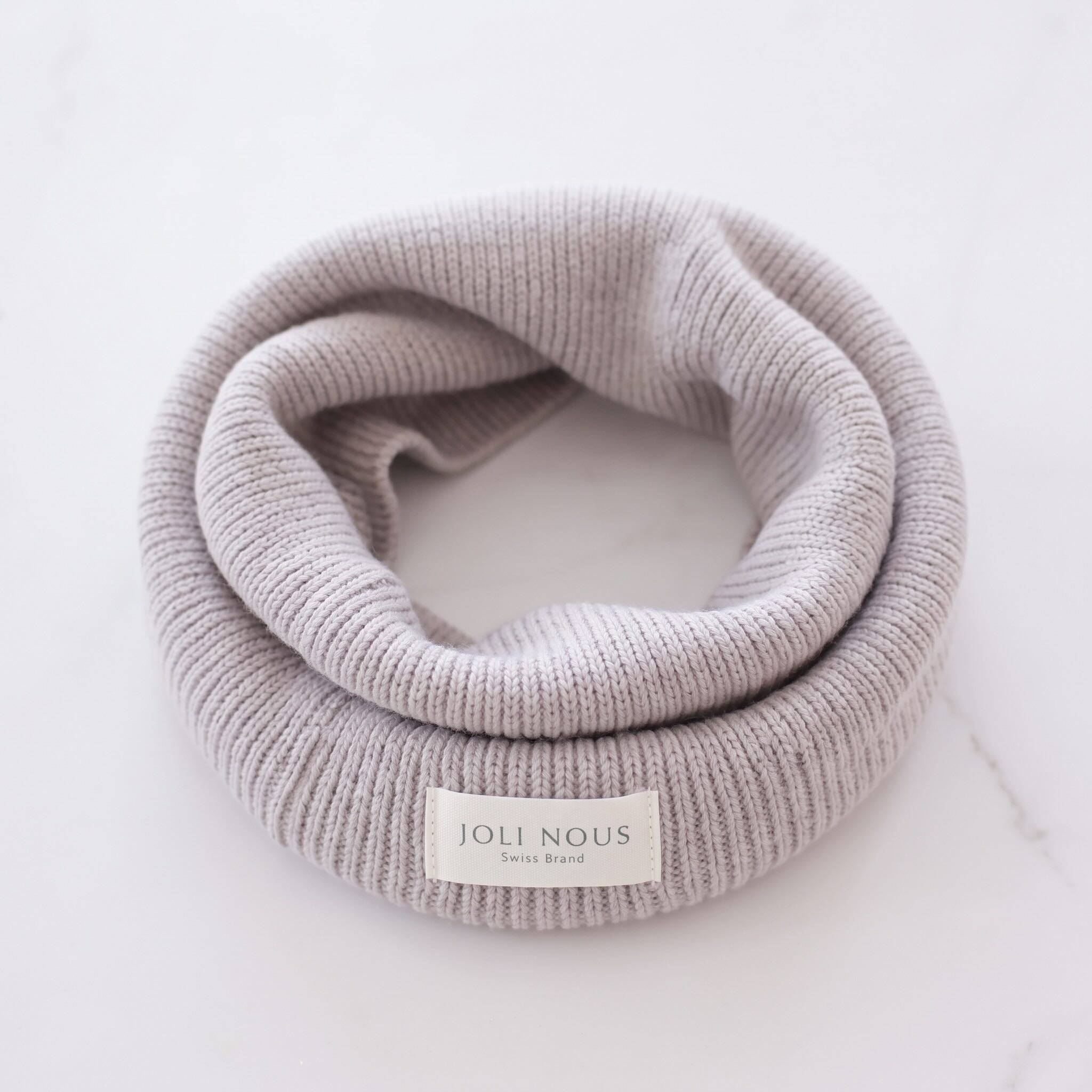 lange xl personnalisable broderie prénom bleu blanc ciel élégant de la marque suisse Joli Nous, un accessoire premium pour bébé, alliant design raffiné et qualité exceptionnelle