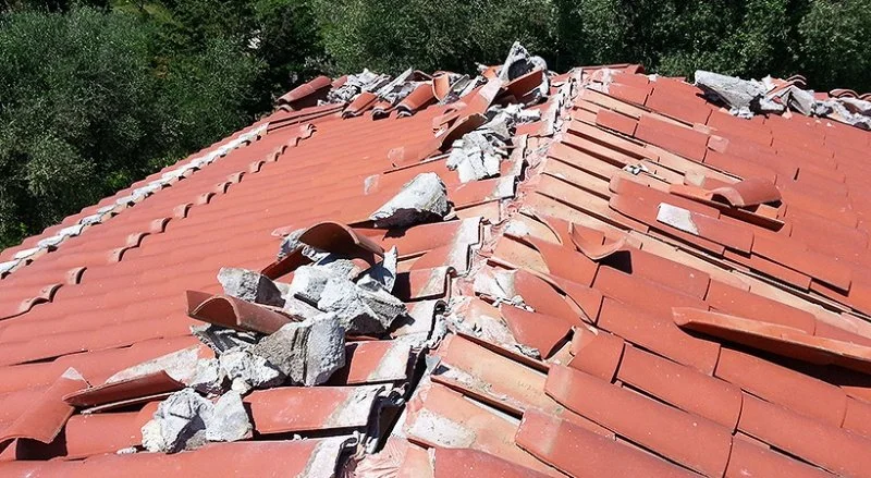 Remplacement de faîtage et d’arêtiers scellés par des closoirs ventilés — CEG TOITURE, couvreur à Nice