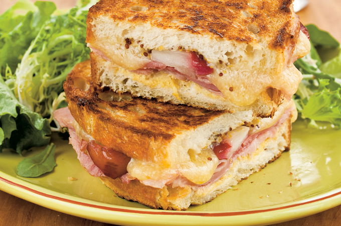 Grilled-cheese au jambon et à la moutarde